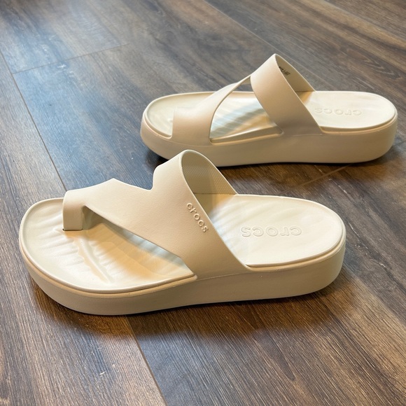 Crocs Getaway Platform Toe Loop Sandal in Sandstone, Size 10 - Picture 2 of 8